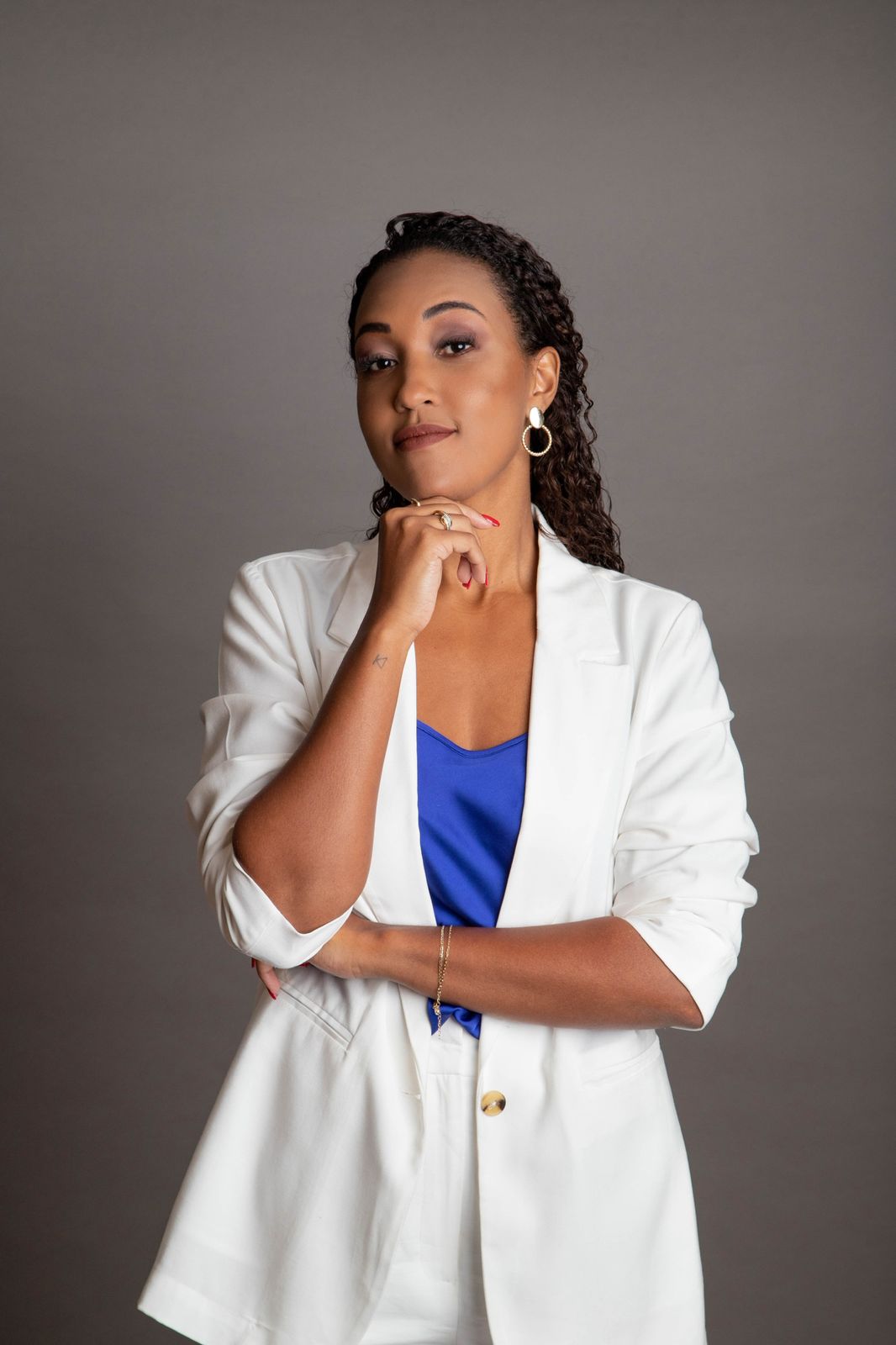 Gabriela Rosa de blazer branco